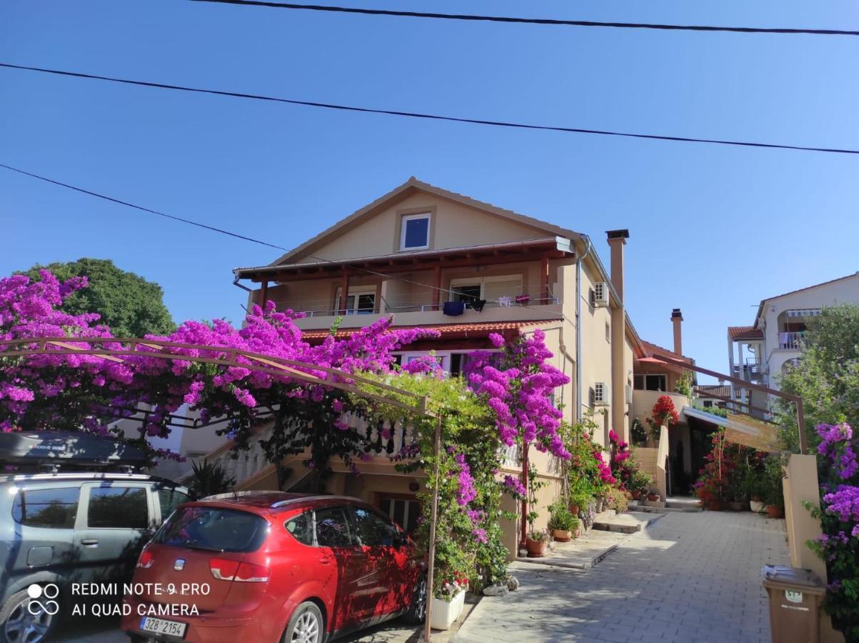 Apartments Iva Pakostane Luaran gambar