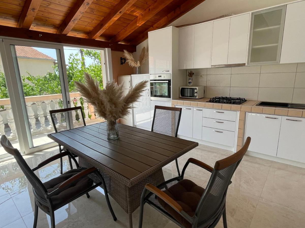Apartments Iva Pakostane Luaran gambar